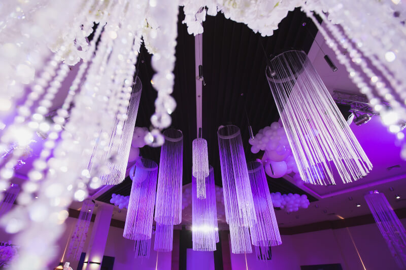 luksusowe kryształowe żyrandole podświetlne purpurowym światłem