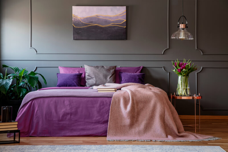 sypialni z dominującymi kolorami purpury i szarości