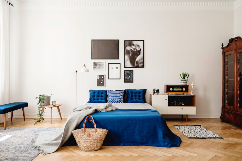 Sypialnia z akcentami kolorystycznymi navy blue