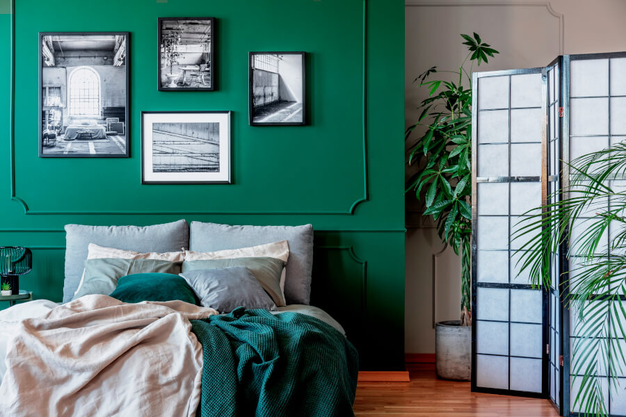 Sypialnia z zieloną ścianą akcentową