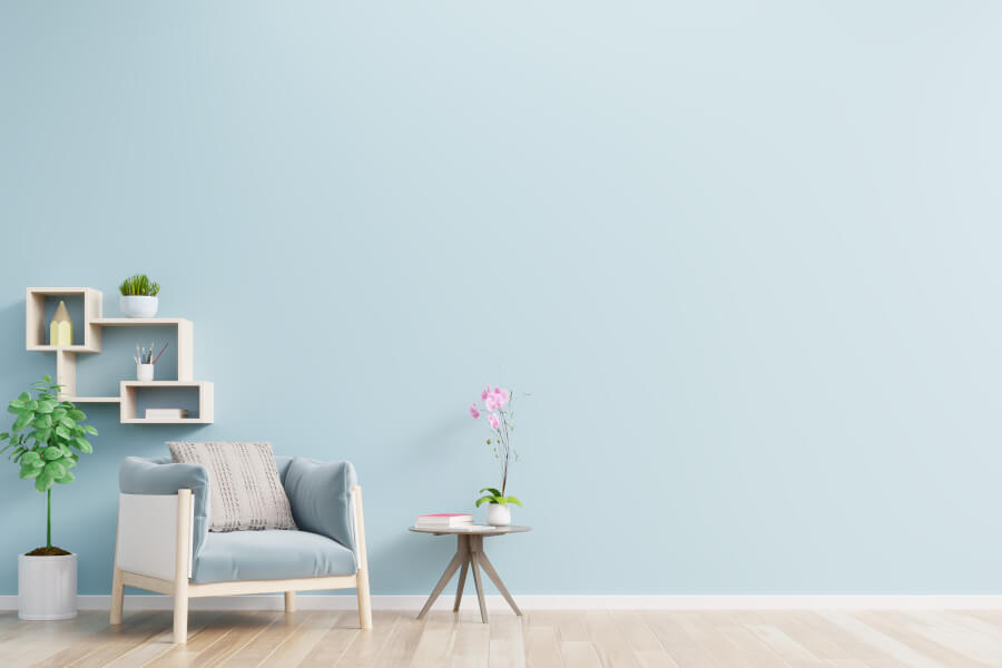 Błękitna ściana w salonie