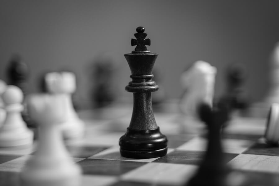 Czarno-białe figury na szachownicy