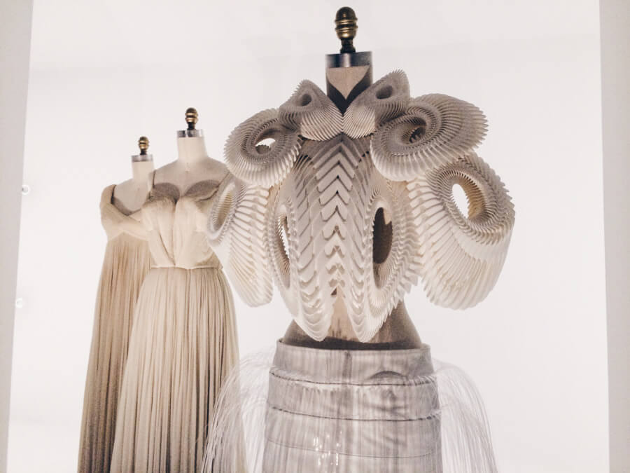 Futurystyczne suknie w kolorze kości słoniowej