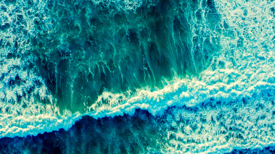 Fale oceanu w odcieniach koloru lazurowego