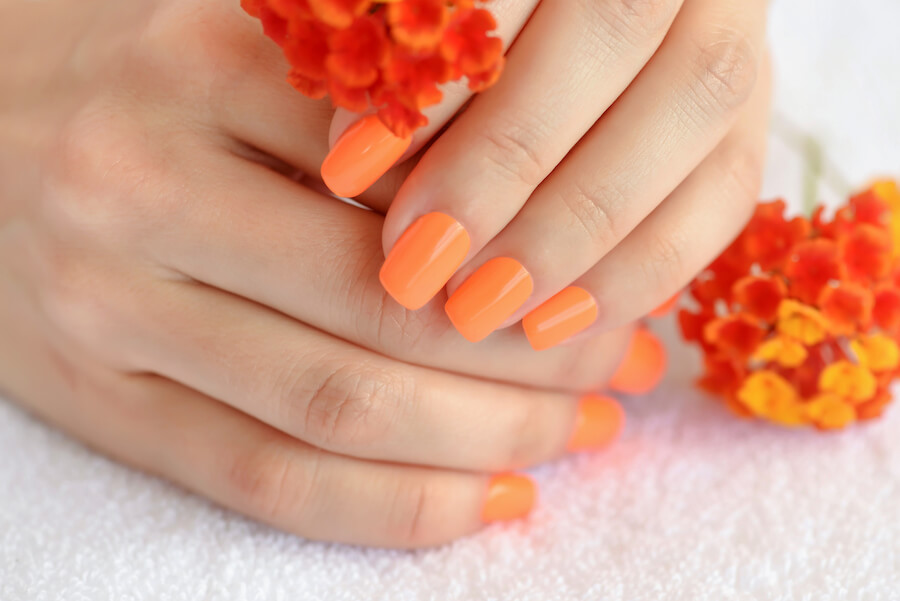 Pomarańczowym manicure