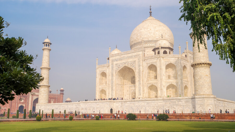 Taj Mahal - budynek z marmuru w kolorze kości słoniowej