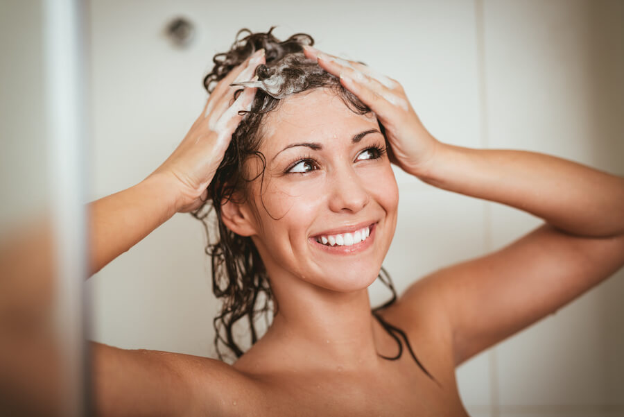 Kobieta myjąca włosy