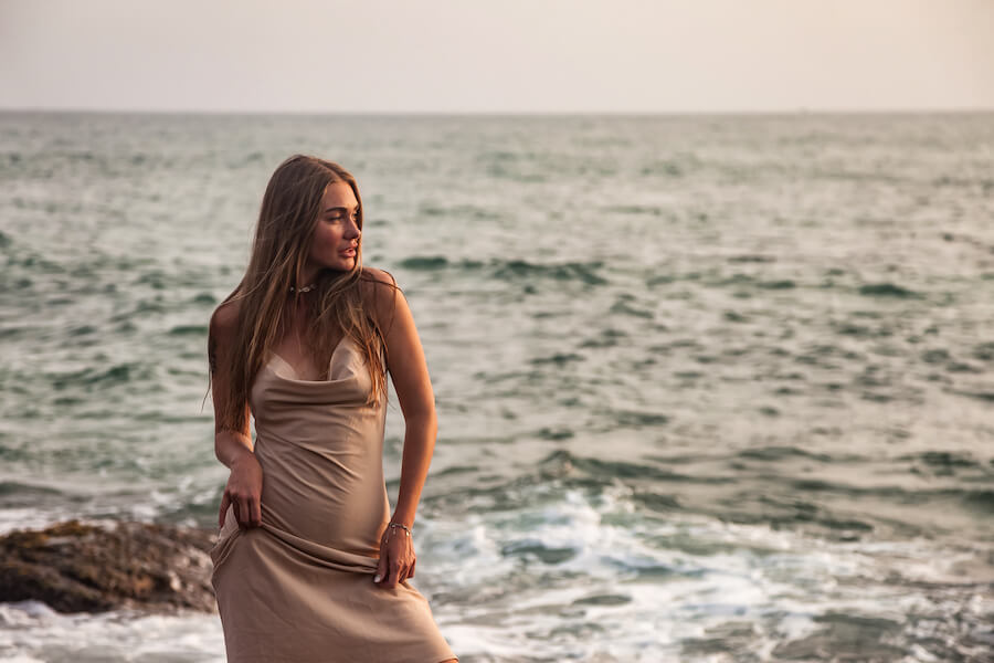 Kobieta na plaży w beżowej sukience