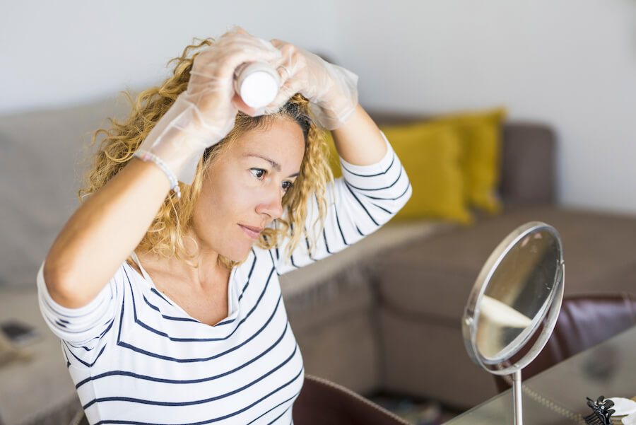 kobieta rozjaśniająca włosy w domu
