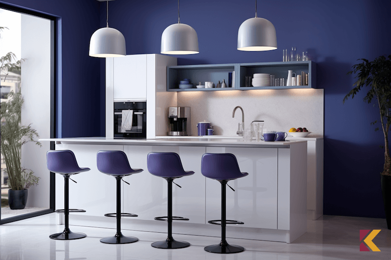 Kuchnia z białym meblami, ściana, krzesła, dodatki w kolorze niebieski indygo