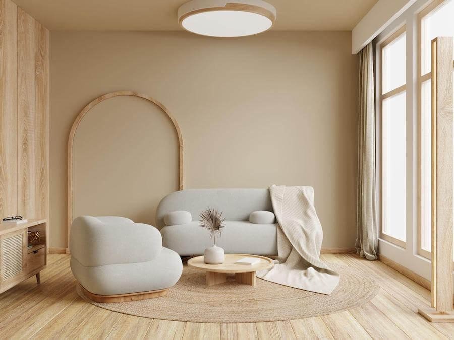 Beżowe wnętrze z jasnoszarym, minimalistycznym zestawem wypoczynkowym