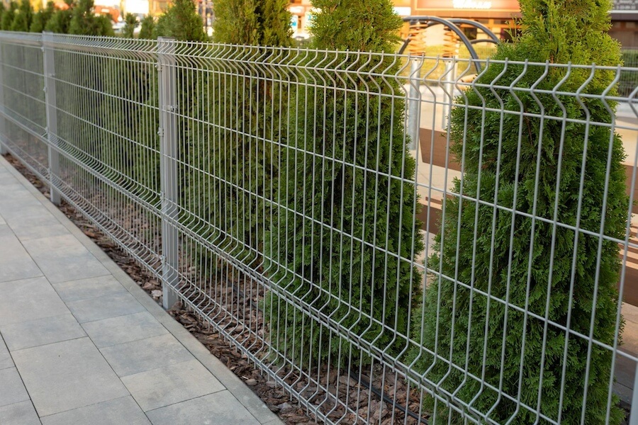 Srebrny płot panelowy