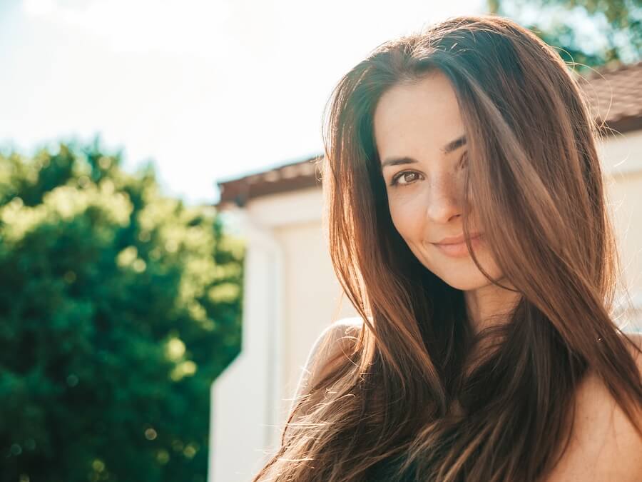 Portret uśmiechniętej brunetki