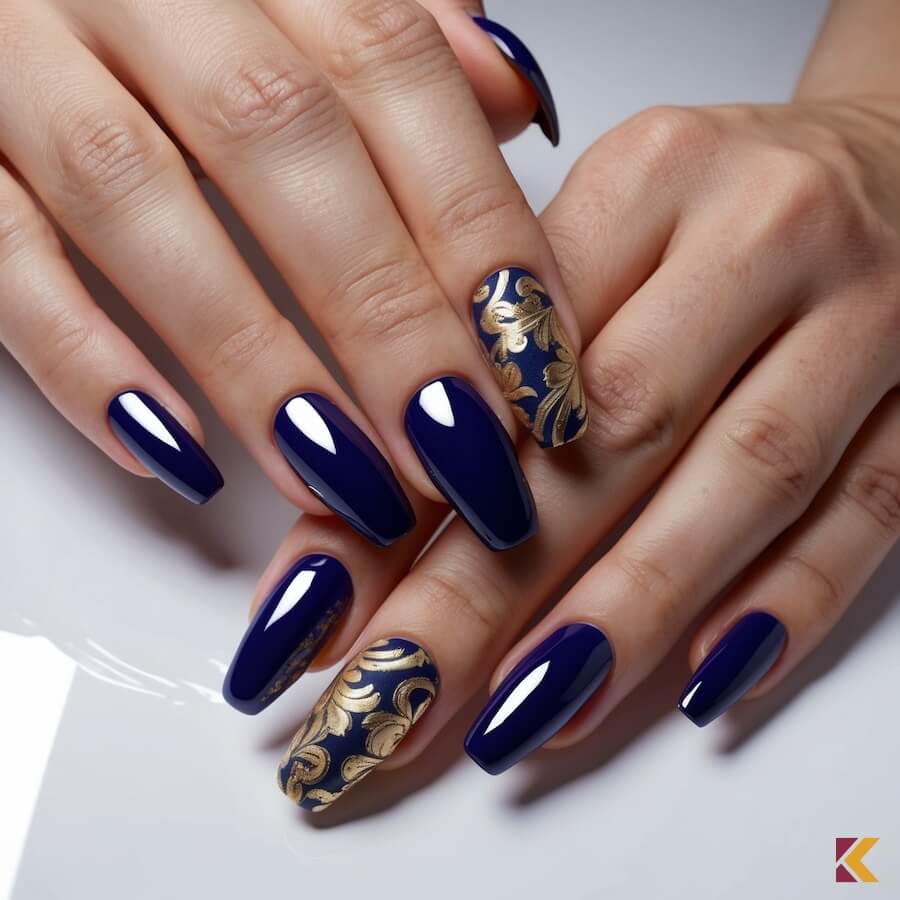 Paznokcie głęboki indygo ze złotym zdobieniem