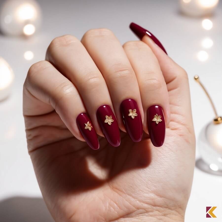 Wiśniowe paznokcie z akcentem złotych kwiatów