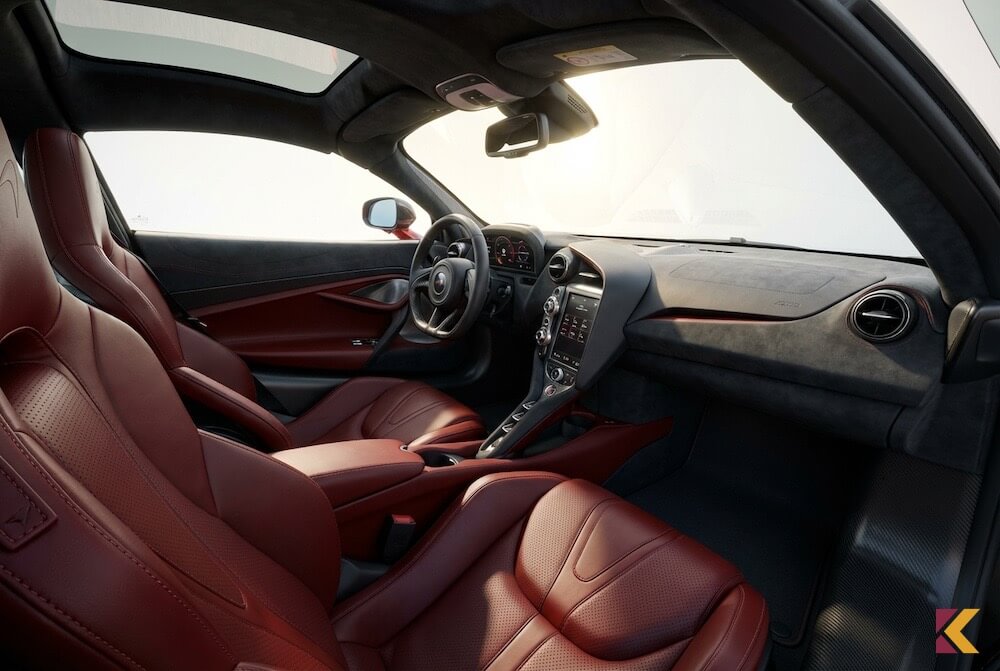 Skórzana wiśniowa tapicerka w luksusowym aucie