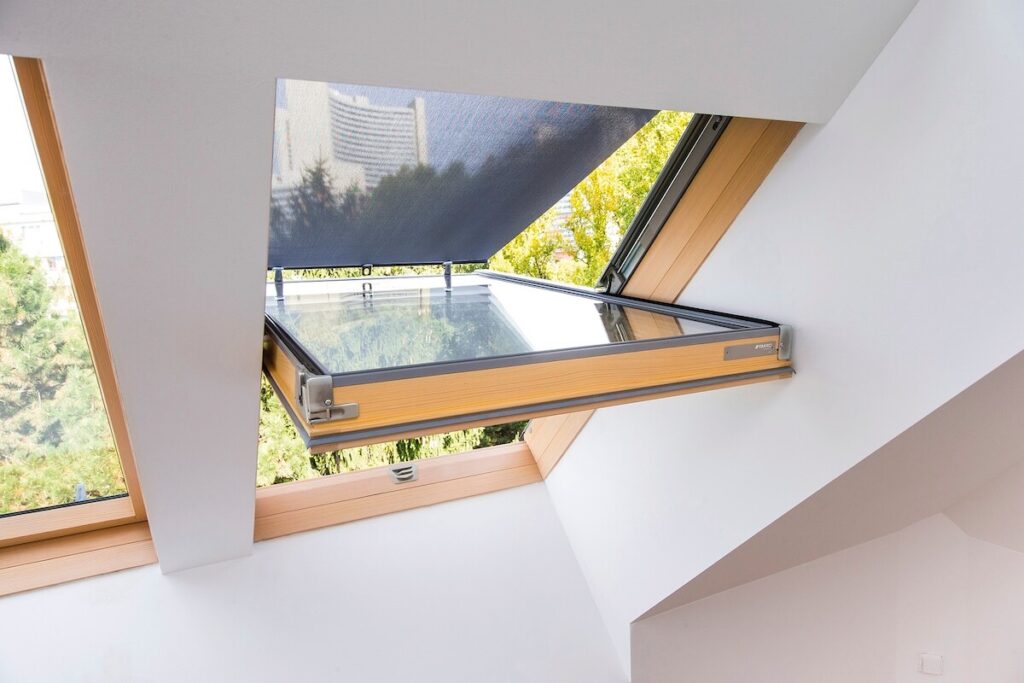Uchylone okon dachowe z roletą